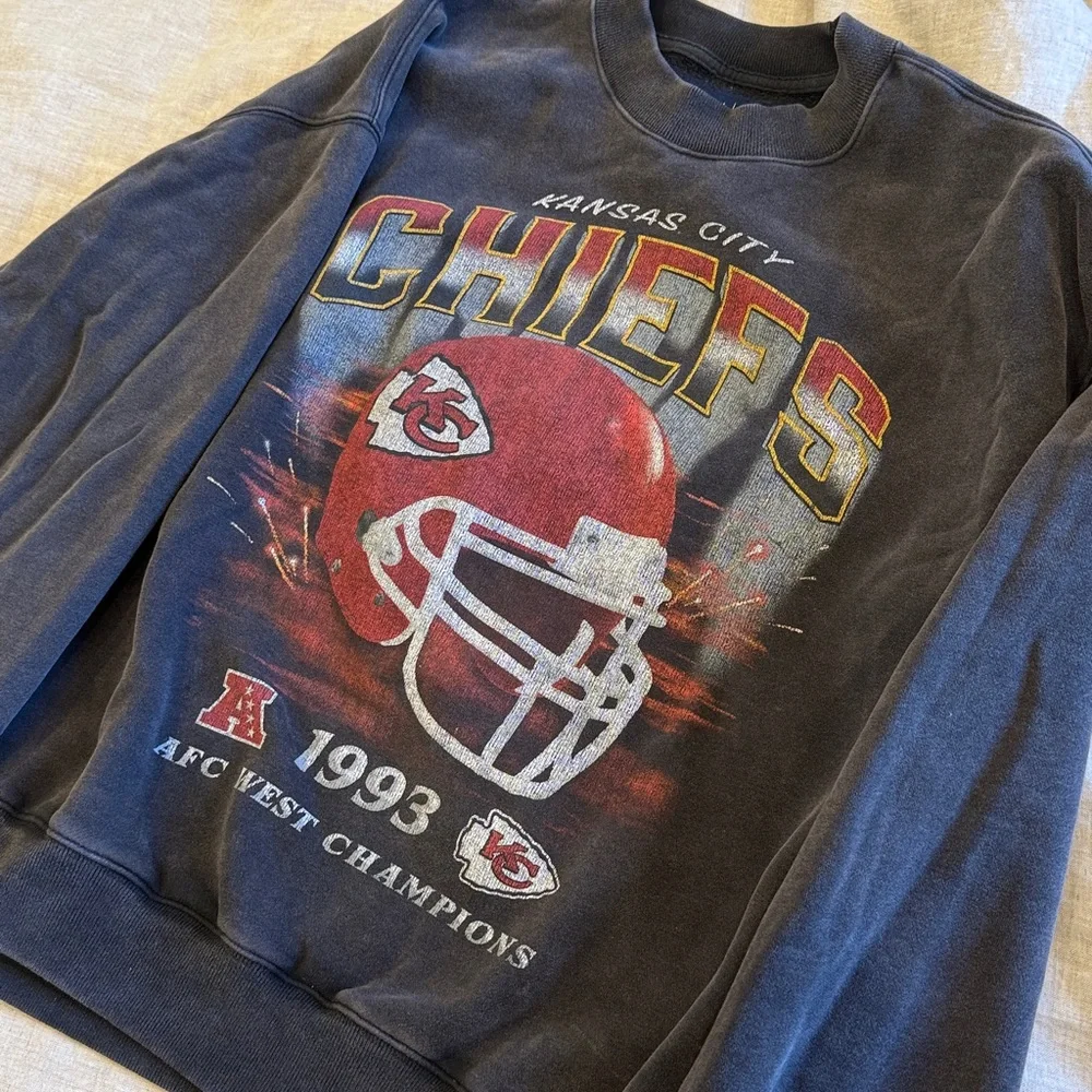 Kansas City Chiefs Sweatshirt - Picture 2 of 6